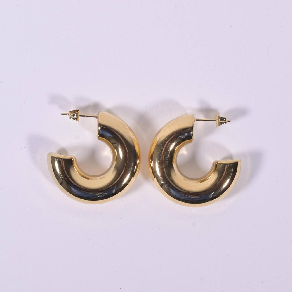 The Bold Curve Hoop – Gold-Plated Stainless Steel Everyday Luxe